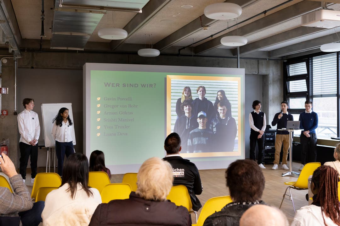 SchülerInnen der Kantonsschule Olten stellen ihre Firmenprojekte vor. Das Team von Aesthetic Trynew.
