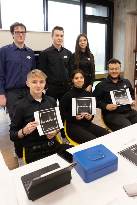 SchülerInnen der Kantonsschule Olten stellen ihre Firmenprojekte vor. Das Team von Swartbug. Das Team von Svartbug.