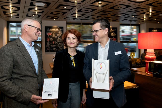 María Peña Mateos, CEO des spanischen Instituts für den Aussenhandel, bei der Preisverleihung zusammen mit den «Bolero»-Gastgebern Roland Barmet (links) und Thomas Ulrich (rechts). 