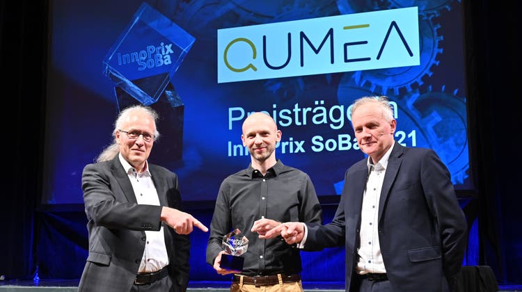 Cyrill Gyger (Mitte), CEO der Qumea AG, bei der Verleihung des InnoPrix 2021 im Oltner Stadttheater. Flankiert wird er von Jürg Liechti, Präsident des Stiftungsrates (links), und Jürg Ritz, Geschäftsführer der Stiftung und CEO der Baloise Bank SoBa. (Bruno Kissling)
