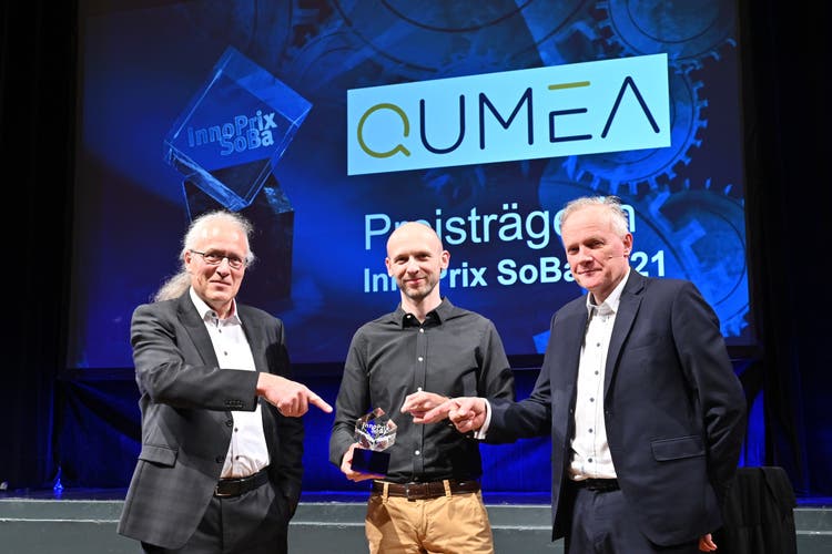 Cyrill Gyger (Mitte), CEO der Qumea AG, bei der Verleihung des InnoPrix 2021 im Oltner Stadttheater. Flankiert wird er von Jürg Liechti, Präsident des Stiftungsrates (links), und Jürg Ritz, Geschäftsführer der Stiftung und CEO der Baloise Bank SoBa.