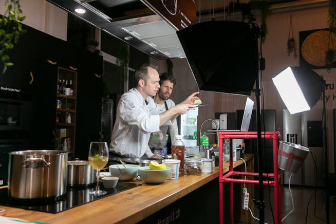 Patrick Sanner und Stephan Würth bieten einen Live-Onlinekochkurs, wobei die zugeschalteten Personen in Echtzeit mitkochen können.