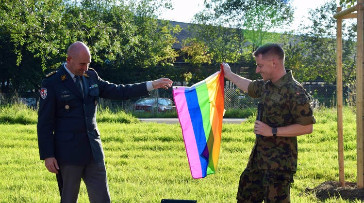 Sie freuen sich über den «Baum der Vielfalt»: Armeechef Thomas Süssli (links) und Dominik Winter, Präsident der QueerOfficers Switzerland. (Bild:Gabriel Bütler (Luzern, 2. September 2021))
