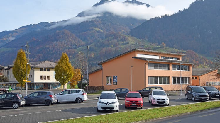 Das bestehende Oberstufenschulhaus Giswil (rechts im Bild) soll durch einen Anbau erweitert werden. (Bild Robert Hess (Giswil, 18. November 2021))