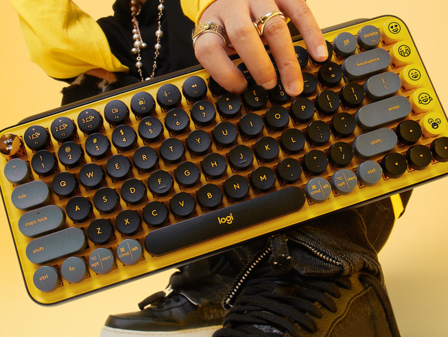 Die neue Pop-Computertastatur von Logitech mit bunten Farben - und Smileys wo früher Zahlen standen. 