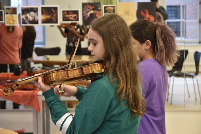 Beim Instrumentenkarussell probieren die Schülerinnen und Schüler jeden Tag eine neue Art von Instrument aus. Hier üben sie an der Violine.