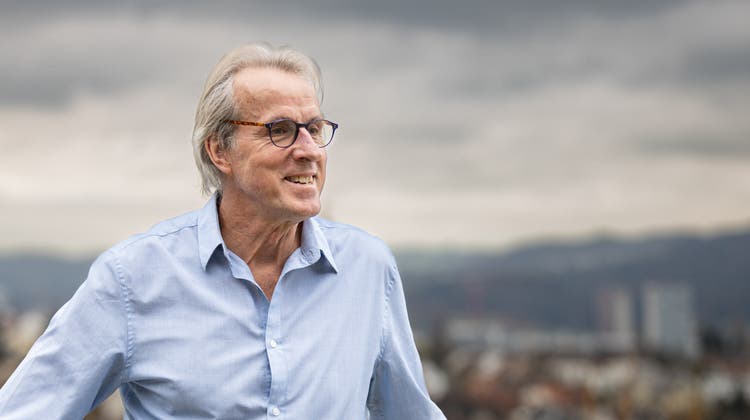 Markus Wopmann auf seiner Terrasse über Würenlos. Nachdem er sich 30 Jahre für den Schutz von Kindern eingesetzt hat, geniesst er nun das Dasein als Grossvater. (Bild: Chris Iseli)