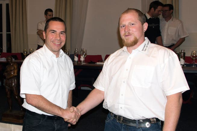 Per Handschlag: Bruno Auf der Maur (links) übernimmt das Amt des Technischen Leiters von Daniel Wettstein.