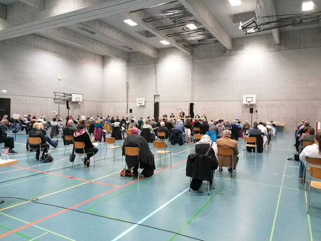 93 Stimmberechtigte fanden sich am Dienstagabend in der Turnhalle Seefeld ein.