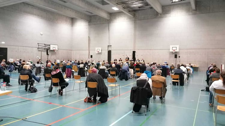 93 Stimmberechtigte fanden sich am Dienstagabend in der Turnhalle Seefeld ein. (Bild: cla)