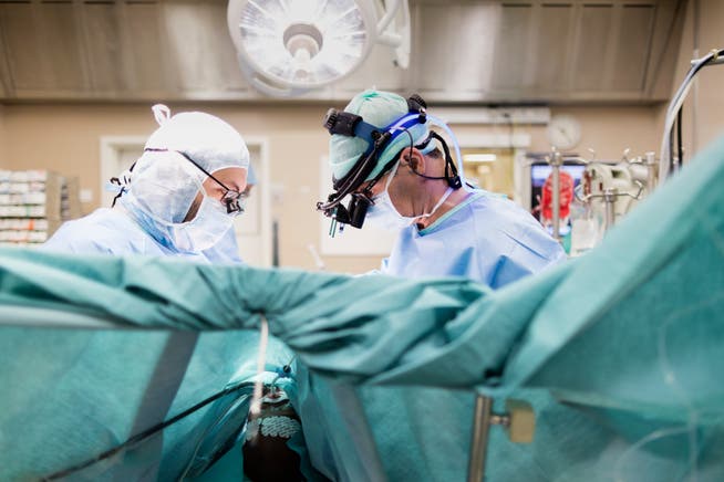 Chirurgen könnten weniger verdienen, sie wehren sich gegen die Einreichung der Pauschalen.
