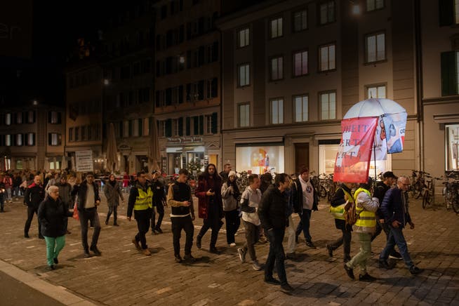 An zahlreichen Demonstrationen warben Massnahmengegner für ein Nein zum Covid-Gesetz, hier in der Luzerner Altstadt.
