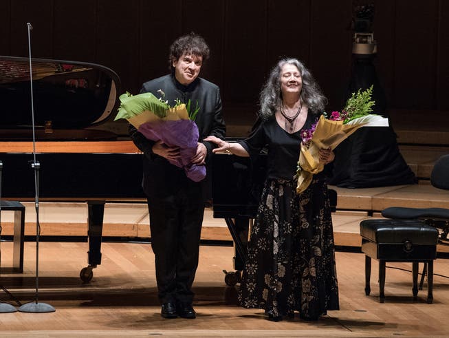 Fulminantes Klavierduo: Martha Argerich und Dario Ntaca bei einem Auftritt in Singapur.