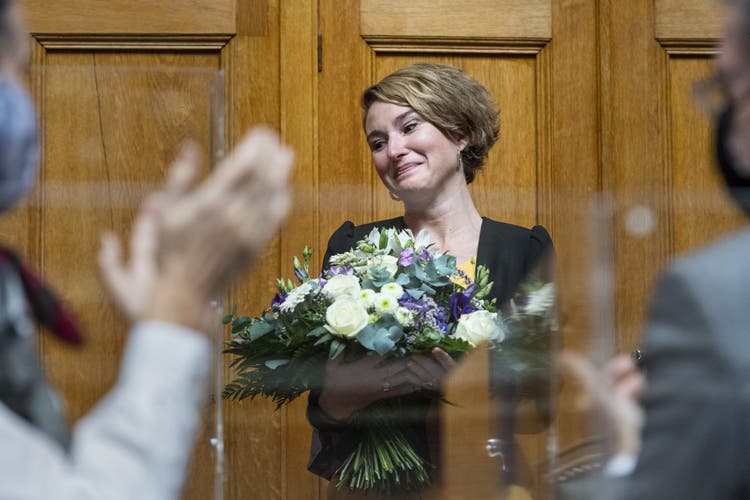 Irène Kälin nimmt den Applaus ihrer Kolleginnen und Kollegen entgegen, als sie letztes Jahr zur ersten Vizepräsidentin gewählt wurde. (Archivbild)