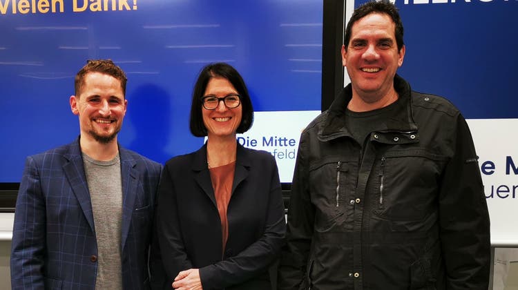 Parteiprsident Beda Stähelin mit dem neuen Vorstandsmitglied Regine Siegenthaler und Patrick Lüscher, nominiert für die Sekundarschulbehörde. (Bild: PD)
