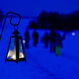 In Wuppenau erhellen Laternen den dunklen Waldweg. (Bild: Donato Caspari (12. Februar 2021))