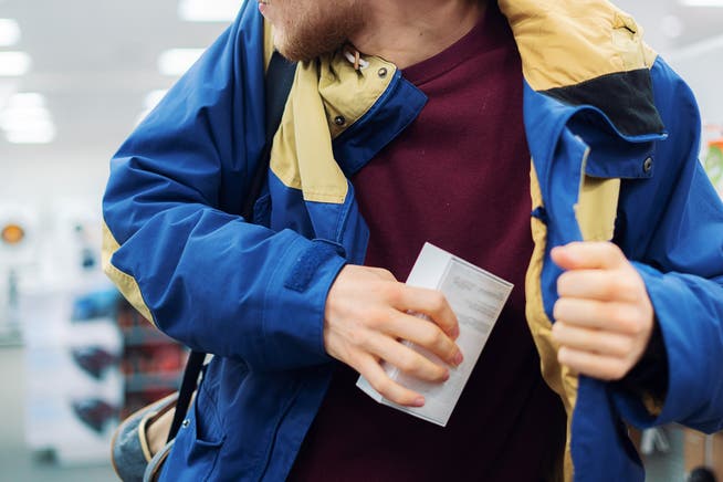 Dicke Jacken sind bei Ladendieben beliebt, weil sich darunter einfacher Artikel verstecken lassen.
