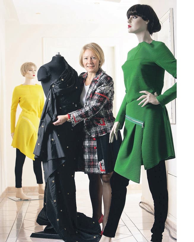 Designerin Madeleine Bühler mit Modellen aus ihrer aktuellen Prince-de-Gall-Kollektion.