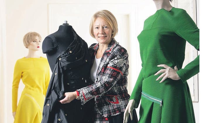 Designerin Madeleine Bühler mit Modellen aus ihrer aktuellen Prince-de-Gall-Kollektion. (Bild: PD (24. November 2011))