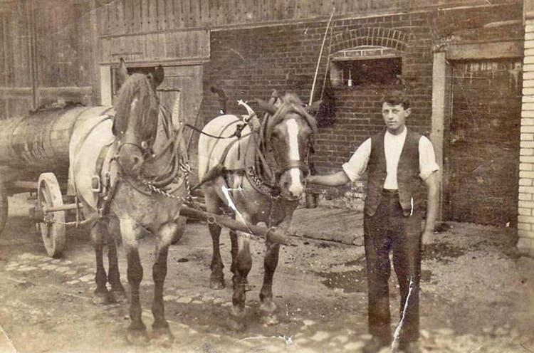 Pferde vor dem Jauchewagen von Willy Humbel, Oberrohrdorf (Jahr 1935)