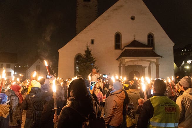 Vor der katholischen Kirche spielte ein Mann Panflöte.