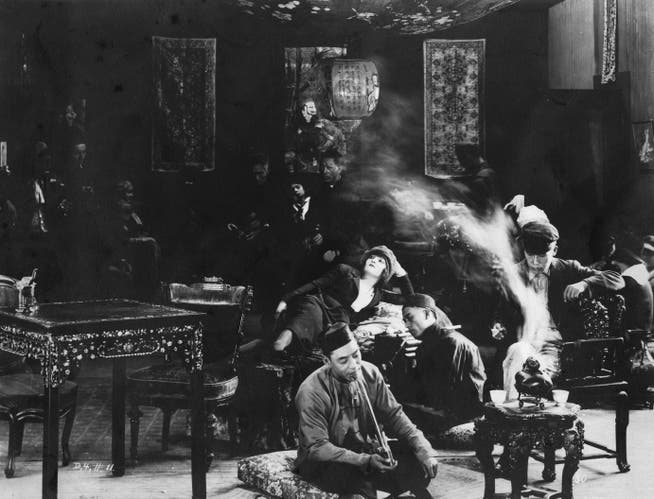 Genussmittel Opium. Szene aus dem Film "Broken Blossoms" von 1919.