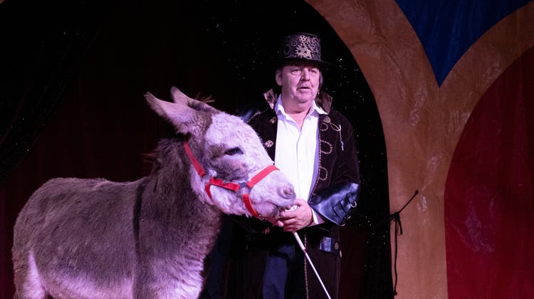 Zirkusdirektor Beat Breu mit Esel Don Camillo. (Bild: Andri Vöhringer)