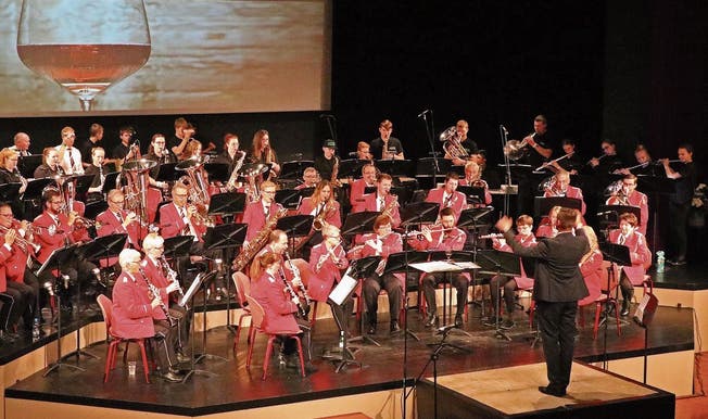 Musikverein Rotkreuz spielt gemeinsam mit der Jugendmusik der Seegemeinden.