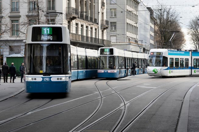 Frühestens 2026 werden alle Trams stufenlos sein: Zwei Flexity-Trams der Linie 11 und ein Cobra-Tram der Linie 10 (rechts) verkehren auf der Bahnhofstrasse am Paradeplatz. 