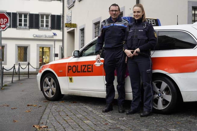 Wachtmeister Wilfred Siegrist mit Polizeikommissaranwärterin E. Grossberger.