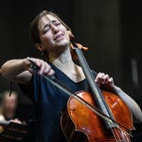 Die Cellistin Camille Thomas probt mit dem Orchester Argovia Philharmonic in der Reithalle Aarau. (Bild: Chris Iseli)