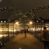Am Donnerstagabend wurde auf dem Falkenplatz in der Stadt Luzern die Weihnachtsbeleuchtung per Knopfdruck eingeschaltet. Im Bild: Stadtrat Adrian Borgula und Vertreter der Sponsoren vor dem «Buzzer». (Bild: Manuela Jans-Koch (Luzern, 25. November 2021))