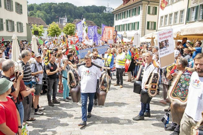 Freiheitstrychler ziehen über den Mühlenplatz: Bild von der Demo vom 31. Juli.