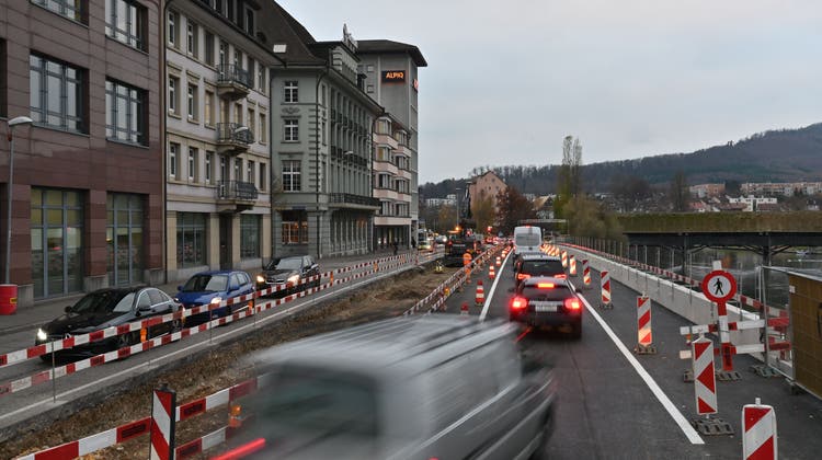 Baustelle Ländiweg/Bahnhofquai Olten: Vorläufig bleibt das Verkehrsregime mit einer offenen Fahrspur Richtung Postplat erhalten. (Bruno Kissling / Oltner Tagblatt)