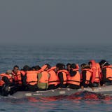 Migranten überqueren auf einem Schlauchboot den Ärmelkanal. (Archivbild) (Dan Kitwood / Getty Images Europe)