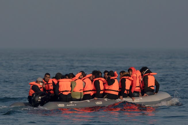 Migranten überqueren auf einem Schlauchboot den Ärmelkanal. (Archivbild)