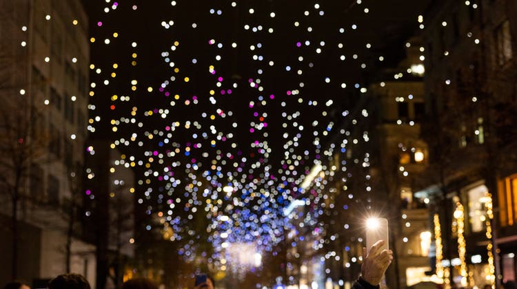 Die soeben eingeschaltete Weihnachtsbeleuchtung «Lucy» an der Zürcher Bahnhofstrasse wurden von Tausenden mit einem Stossseufzer begrüsst. (Severin Bigler)