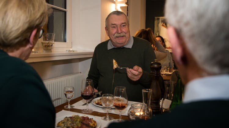 Wolfgang Wagmann, ehemaliger Stadtredaktor der Solothurner Zeitung, isst im Restaurant Sternen in Solothurn Pizza. (Carole Lauener)
