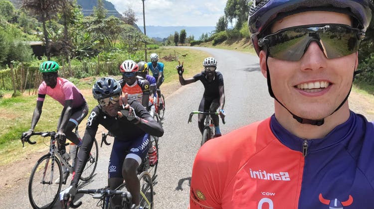 Triathlet Max Studer unterwegs mit den Kenian Riders in Iten, Kenia (zvg)