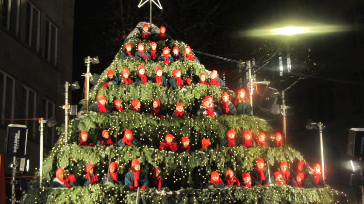 Am Werdmühleplatz in Zürich singen die Wohler Chöre unter der Leitung von Prisca Zweifel singen auf dem «Singing Christmas Tree». (zvg)