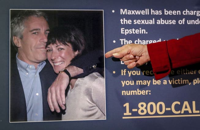 Sie waren lange Jahre unzertrennlich: Jeffrey Epstein und Ghislaine Maxwell, hier auf einem Bild, das die New Yorker Staatsanwaltschaft im Juli 2020 nach der Anklageerhebung gegen Maxwell präsentierte.