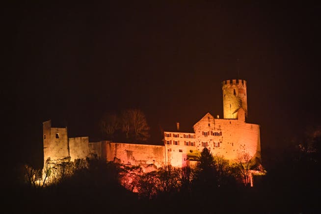 Das Schloss Neu-Bechburg leuchtet orange, um auf die Gewalt an Frauen aufmerksam zu machen. 
