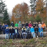 Oberstufenklassen des Oberstufenzentrums Arch waren im Rüttiwald mit dem Förster unterwegs und pflanzten Bäume. (Heidi Bauder)