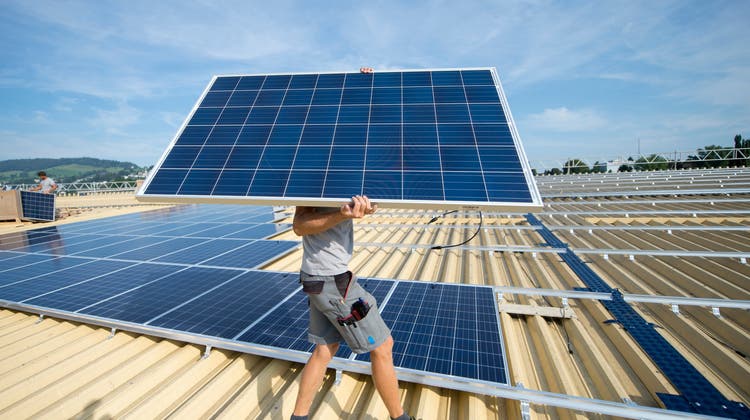Die Grünen fordern: In der Stadt Sursee soll es mit dem Solarausbau vorwärtsgehen. (Symbolbild: Urs Flüeler/ Keystone)