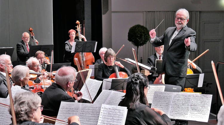 Konzert des Seniorenorchesters Luzern in der Aula Cher in Sarnen war das letzte Konzert des Dirigenten Josef Gnos mit diesem Orchester in Obwalden. (Bild: Primus Camenzind (Sarnen, 24. November 2021))