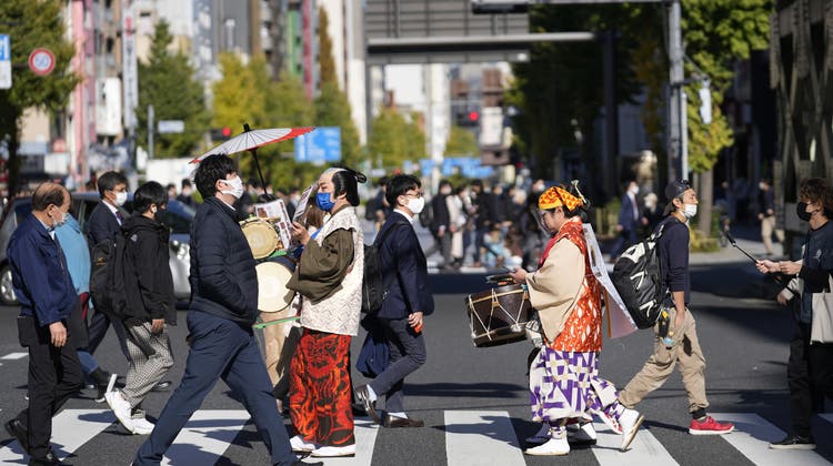 Nach hohen Infektionszahlen im Sommer hat sich die Coronalage in Tokio stark beruhigt. Die Japaner haben eine hohe Impfquote. (Hiro Komae / AP)