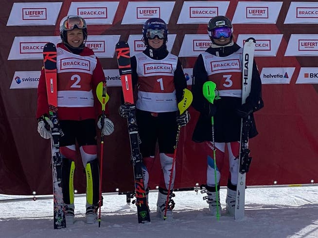 Endlich wieder Skirennen und gleich die Nummer eins: Lorina Zelger (Mitte) gewinnt den ersten FIS-Slalom von Diavolezza.