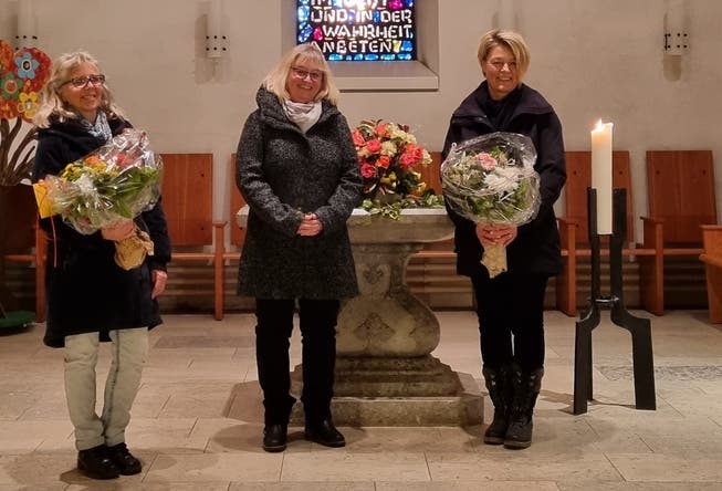 von links: Ursula Renfer, Kirchgemeinderätin Trix Bachmann hat die Blumen überreicht, die neue Kirchgemeinderätin Karin Costa.