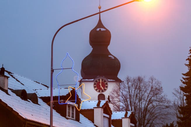 Die alte Weihnachtsbeleuchtung mit dem Zwiebelturm im Hintergrund.