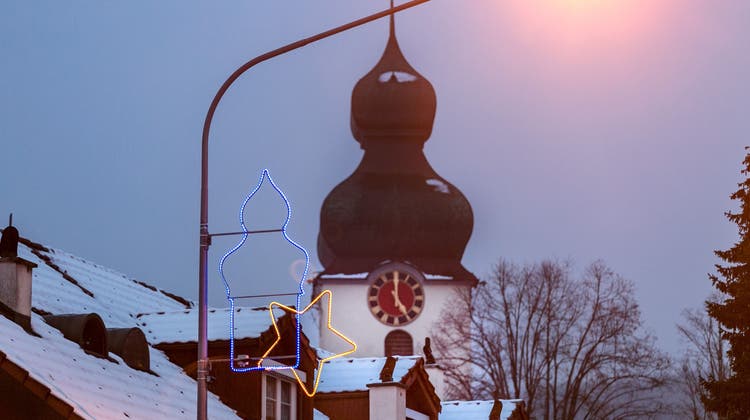 Die alte Weihnachtsbeleuchtung mit dem Zwiebelturm im Hintergrund. (Bild: Sandra Ardizzone)